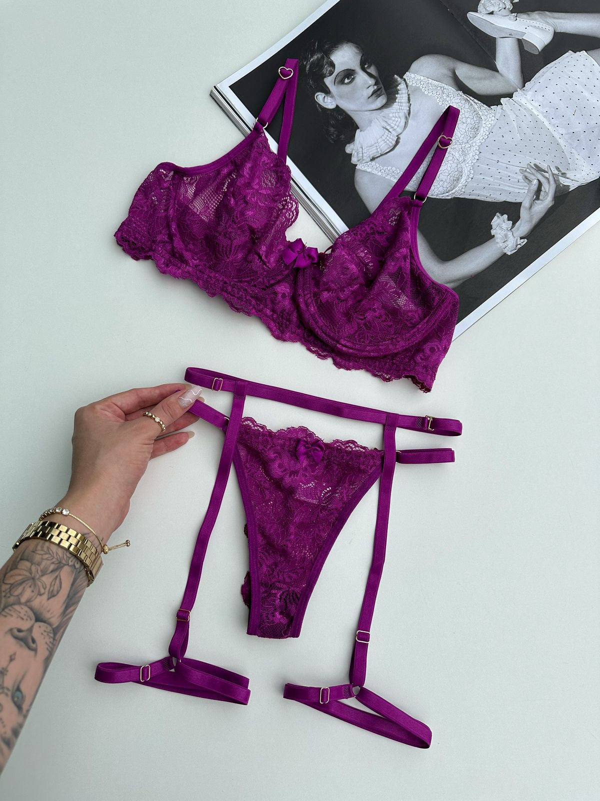 Conjunto Ousada - Sutiã de Renda com Aro e Calcinha Renda Fio com Cinta Liga