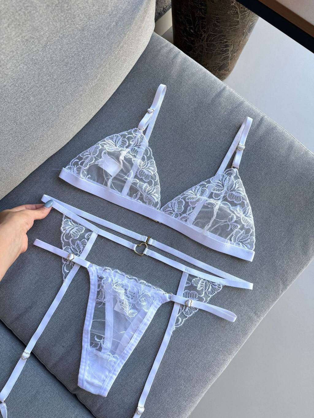 Conjunto Serena - Sutiã de Tule sem Aro com Calcinha Fio e Cinta Liga Bordada