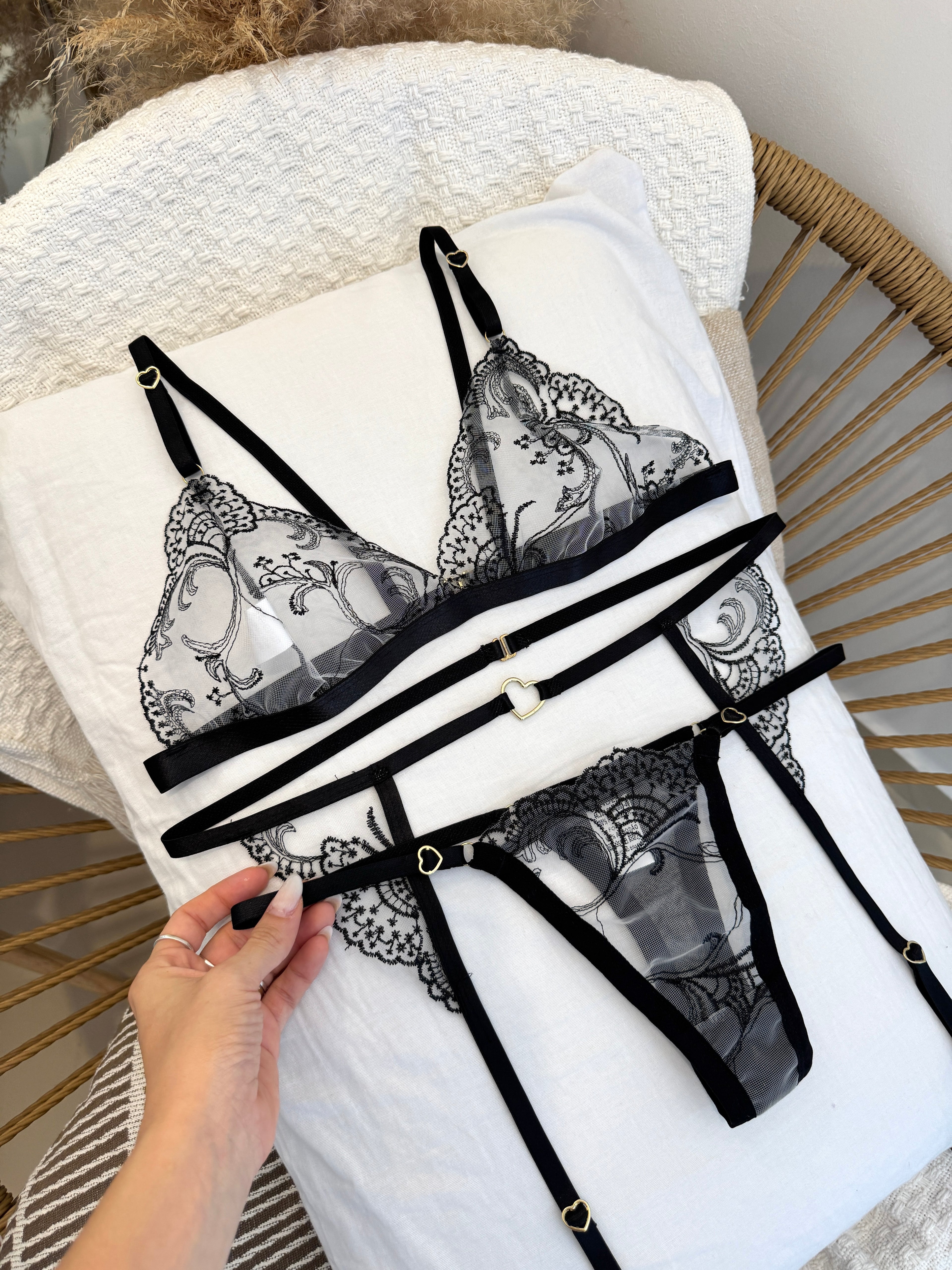 Conjunto Serena - Sutiã de Tule sem Aro com Calcinha Fio e Cinta Liga Bordada