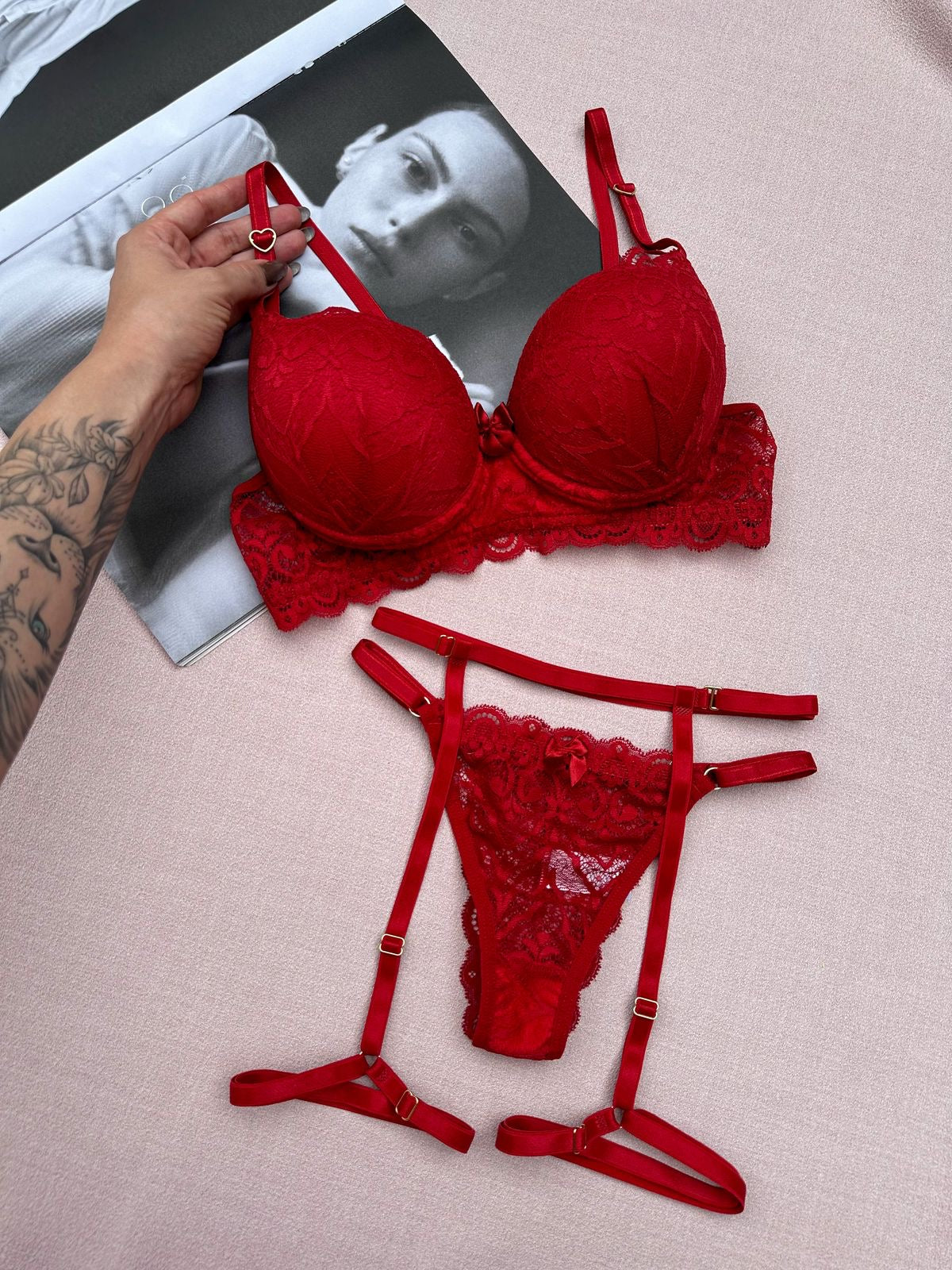 Conjunto Desejo - Sutiã Com Bojo e Calcinha Renda de Fio com Cinta Liga