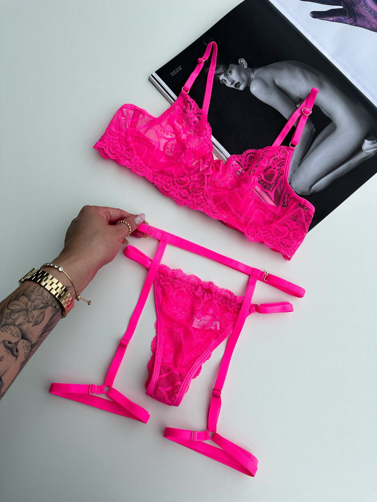 Conjunto Ousada - Sutiã de Renda com Aro e Calcinha Renda Fio com Cinta Liga