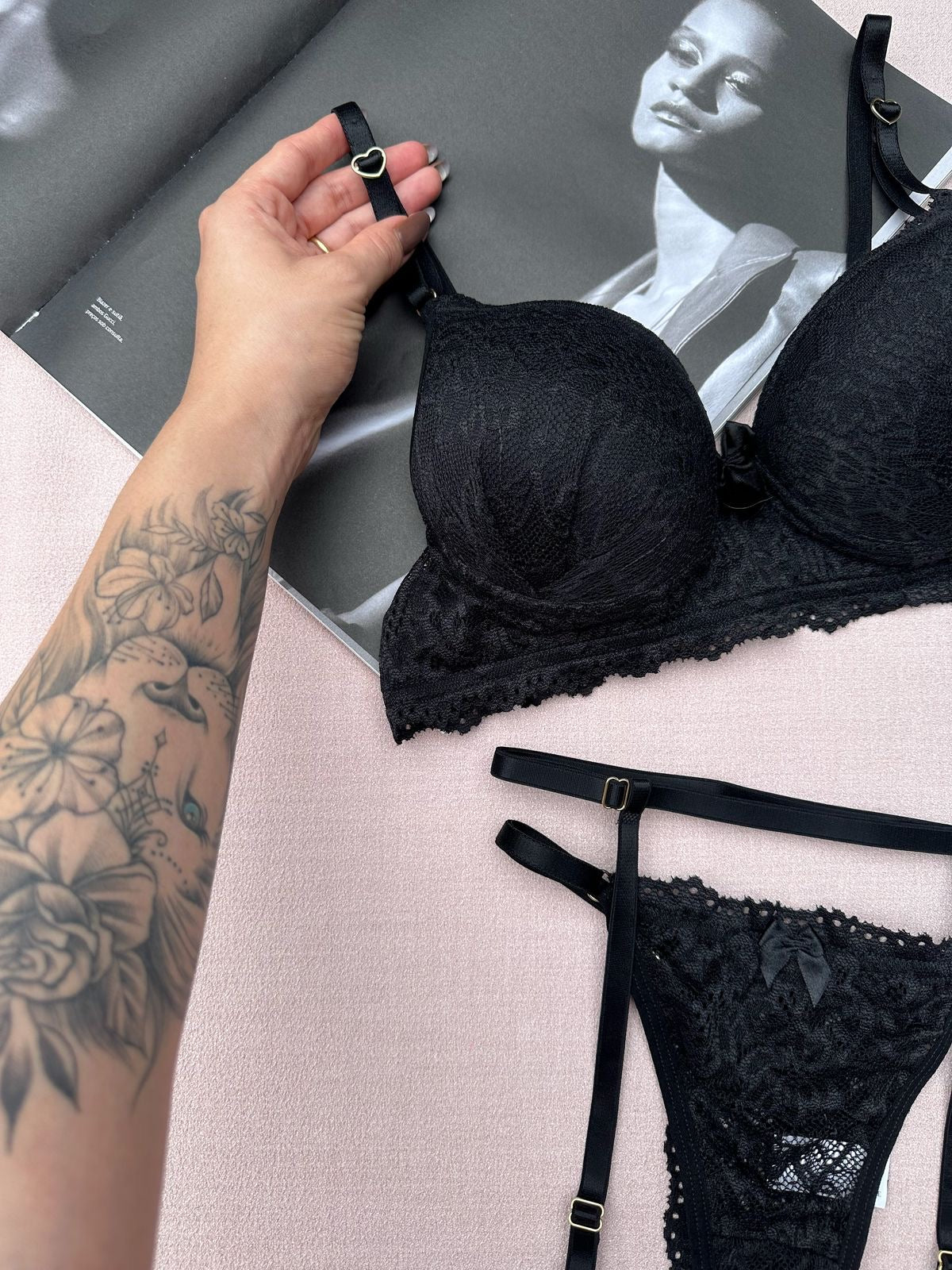 Conjunto Desejo - Sutiã Com Bojo e Calcinha Renda de Fio com Cinta Liga