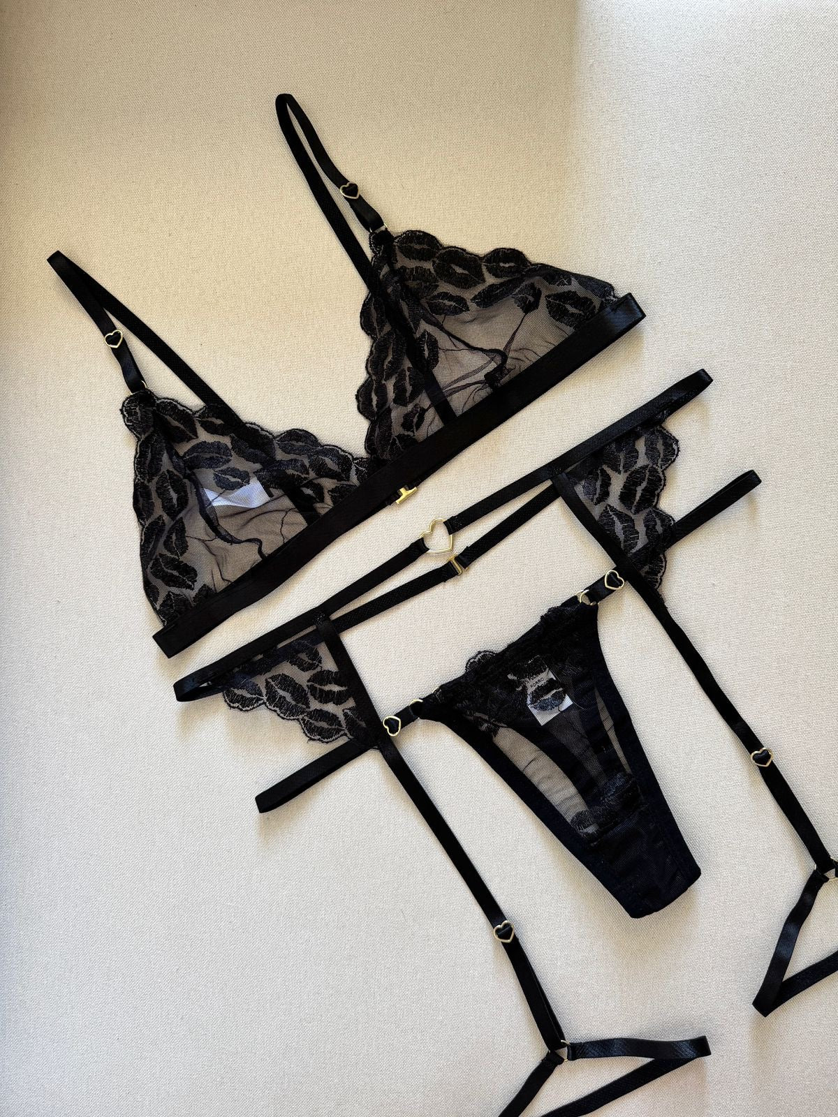 Conjunto Serena - Sutiã de Tule sem Aro com Calcinha Fio e Cinta Liga Bordada