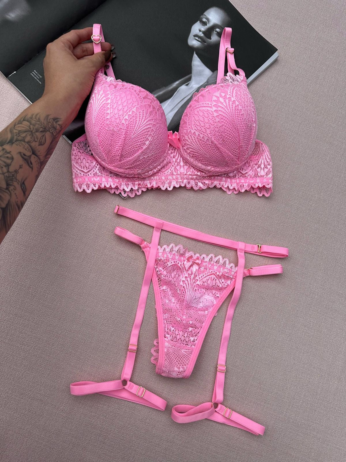 Conjunto Desejo - Sutiã Com Bojo e Calcinha Renda de Fio com Cinta Liga