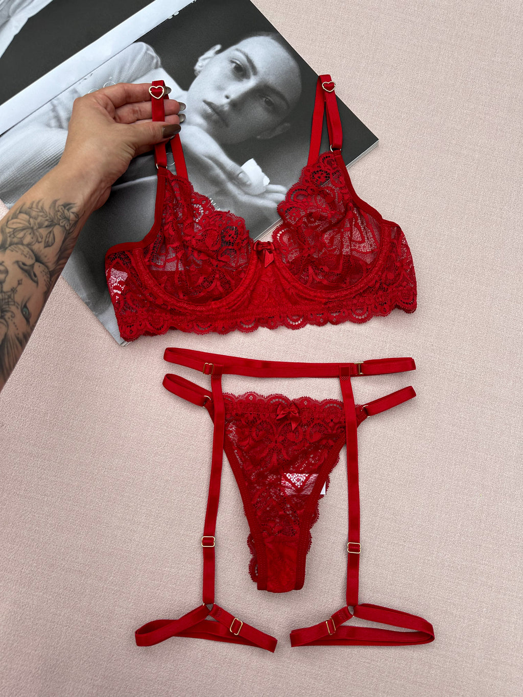 Conjunto Ousada - Sutiã de Renda com Aro e Calcinha Renda Fio com Cinta Liga