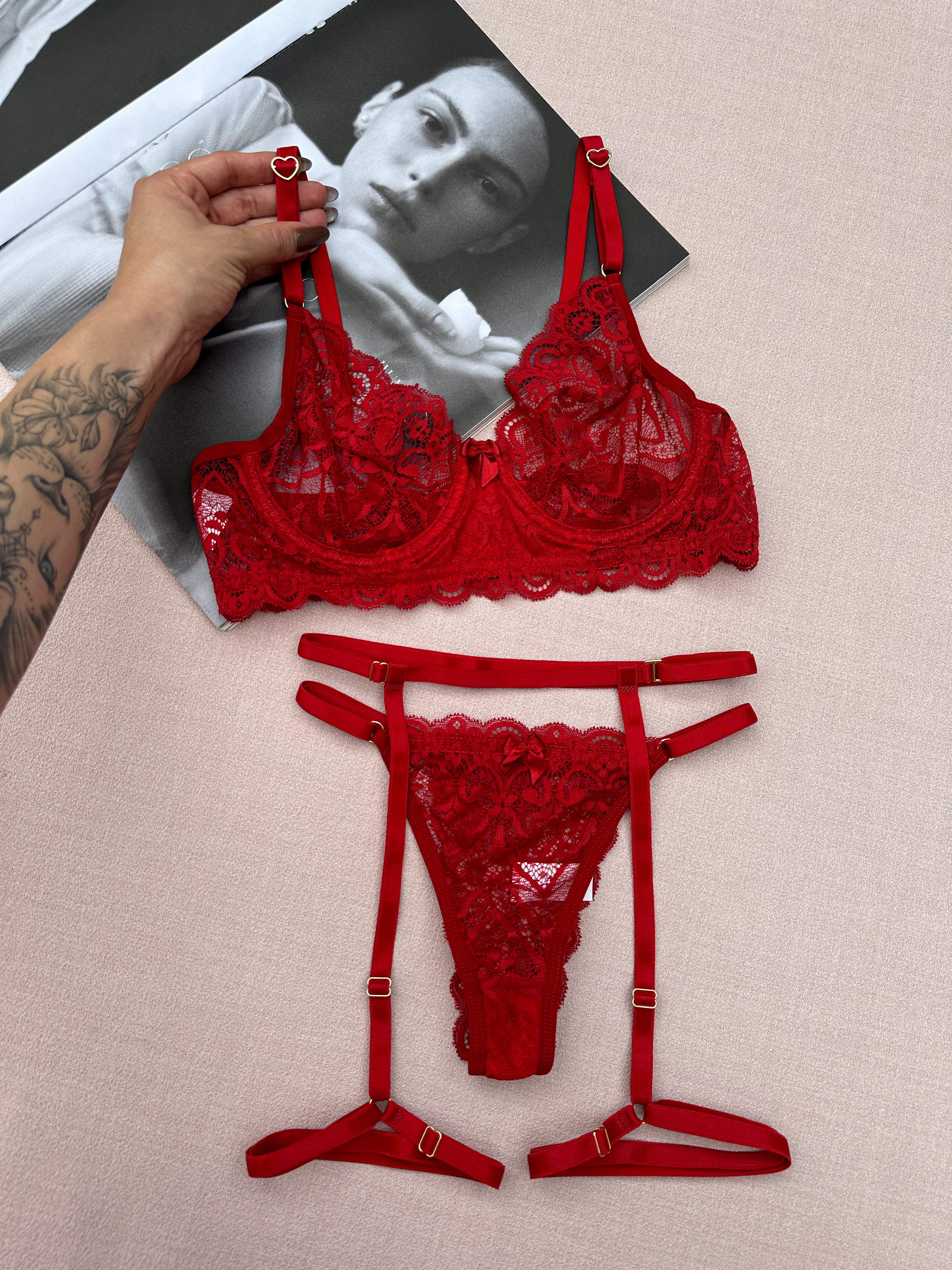 Conjunto Ousada - Sutiã de Renda com Aro e Calcinha Renda Fio com Cinta Liga